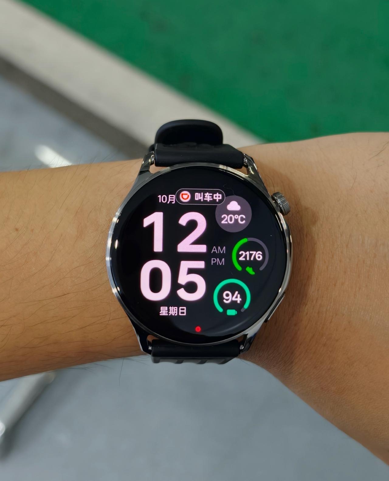 OPPO watch s2这个灵动岛类似物做的真棒，在打车的时候，叫车，接驾，车