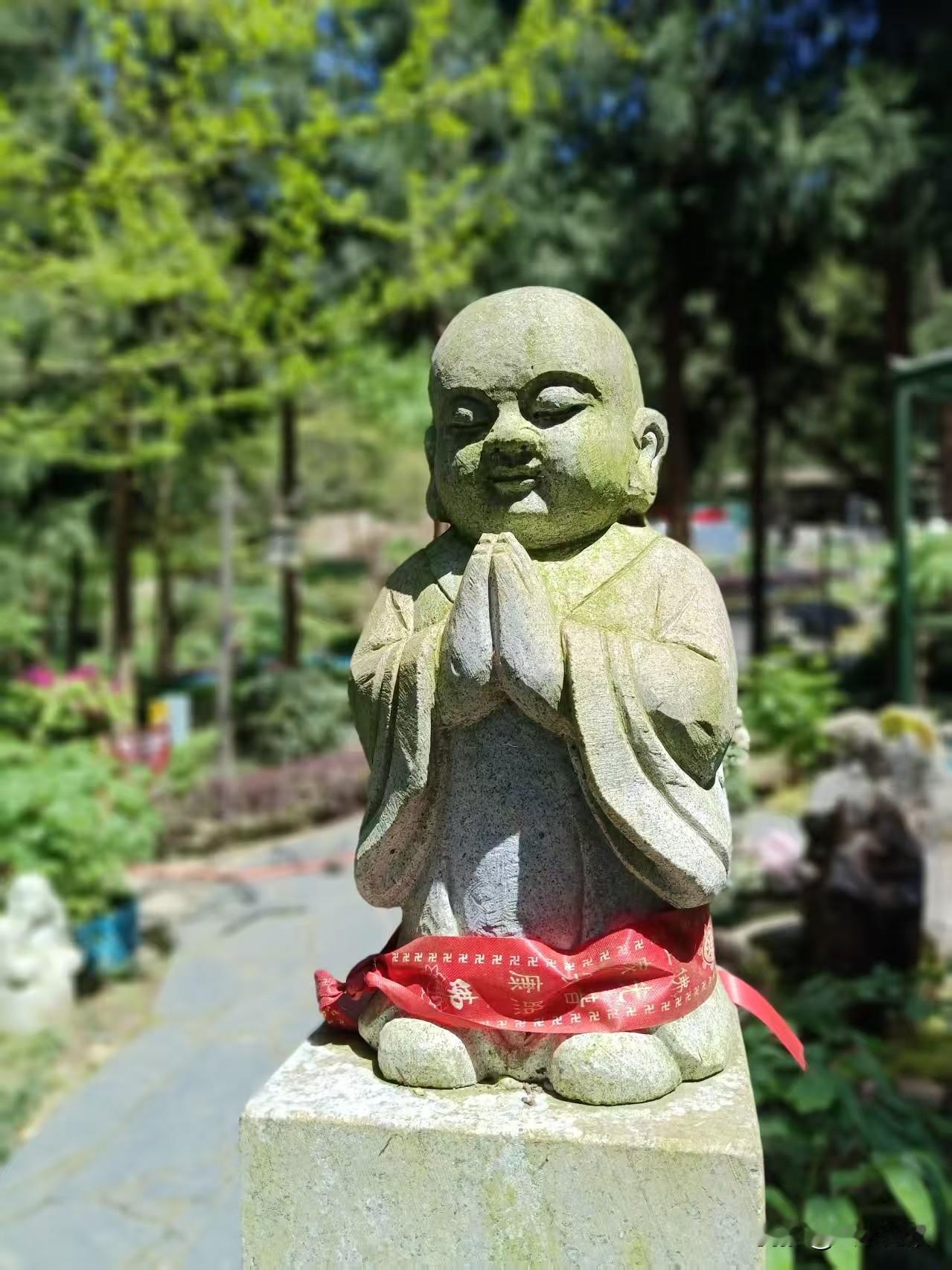 我认为快乐重要。今天我和朋友还在聊，以前总是对孩子说，不好好学习，就去送外卖，现