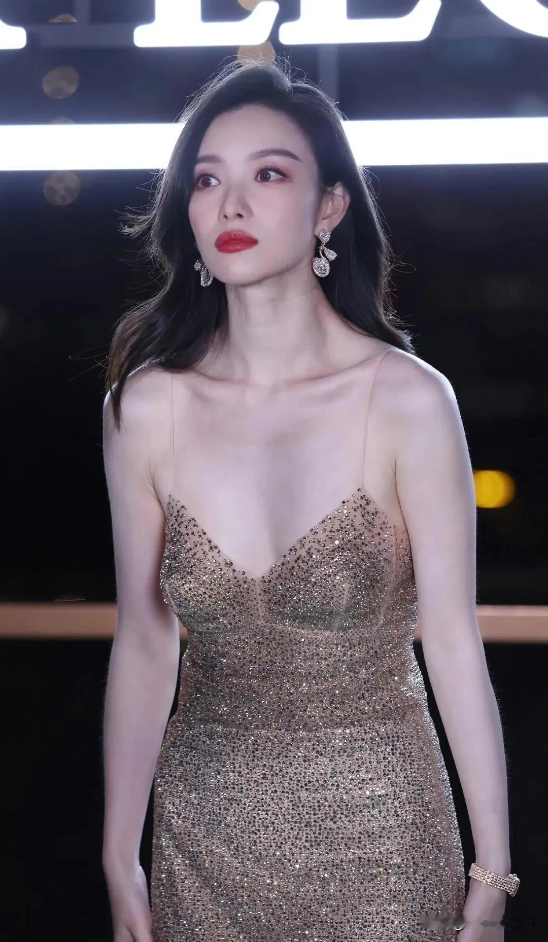 倪妮笑着说，我变老了，然后我新陈代谢变慢了，好像必须让自己健健身，以前好像吃什么
