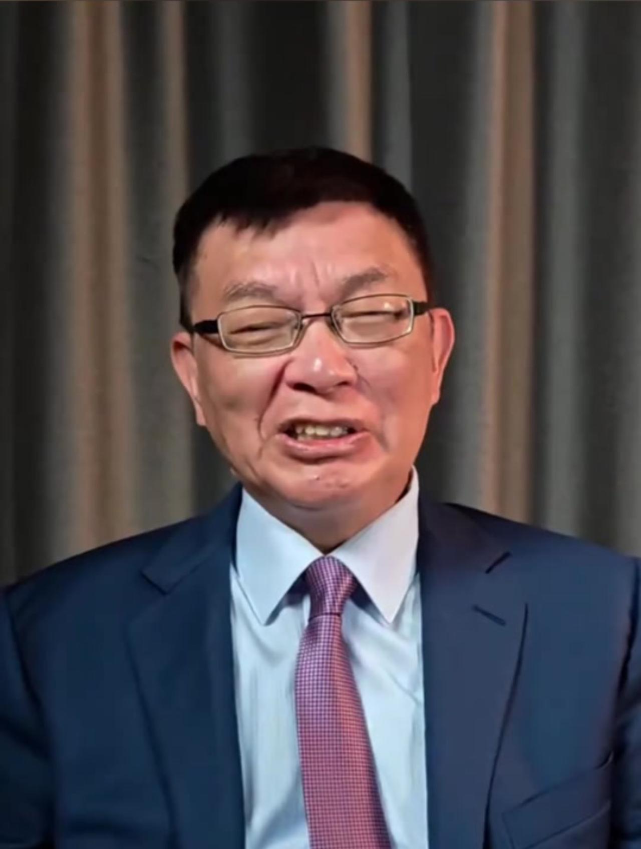 我如今总算明白，为何苑举正教授明明秉持红统理念，在满是“绿色”氛围的台大依旧如此