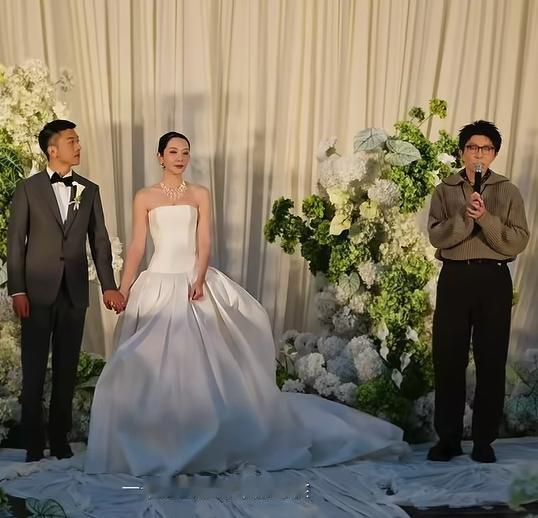 毛不易一句“不是我妻子，但给我做过饭”，直接把婚礼干沉默了。新娘手一松，先去摸戒