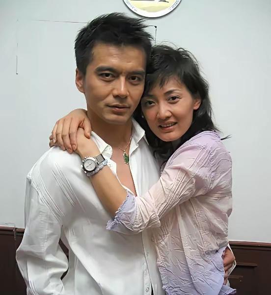 三个人挤在一张1米2的行军床上，烟味混着盒饭味。
许亚军侧身压住了牛莉的戏服袖子