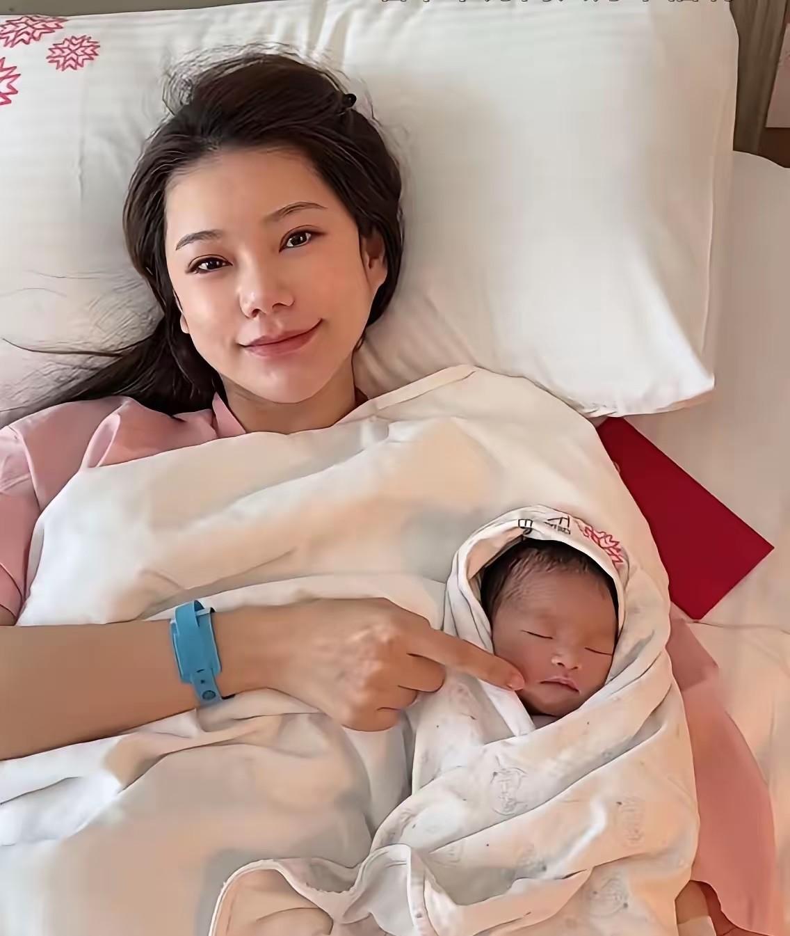 发现了吗，马筱梅自从生了娃，整个人的气场都变了。
不再是那个温柔谦和的小女人，隐