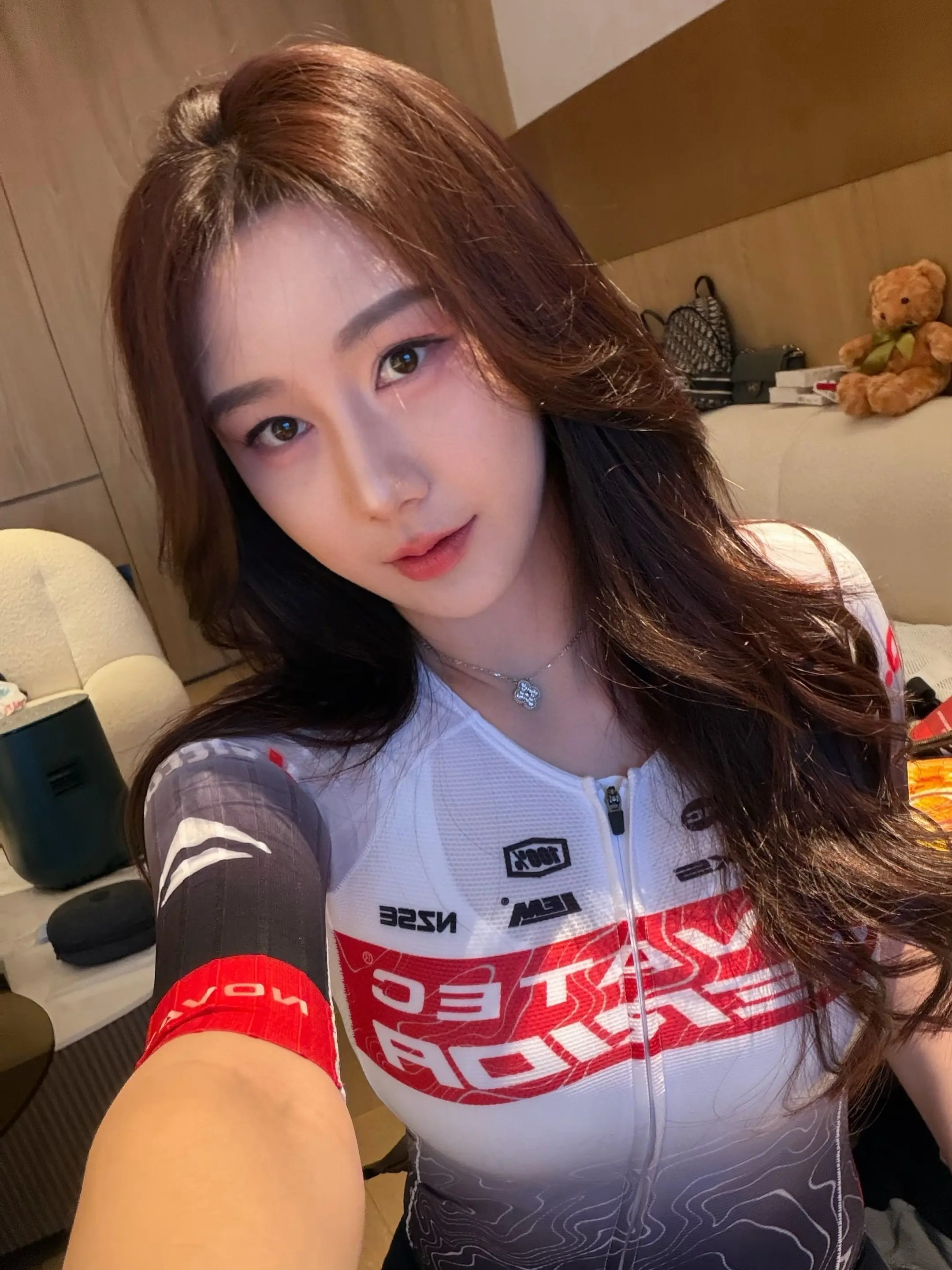 今天本来打算穿连体出门 但是想想一起步就被拉爆怪丢人的😅蒜鸟蒜鸟…😅