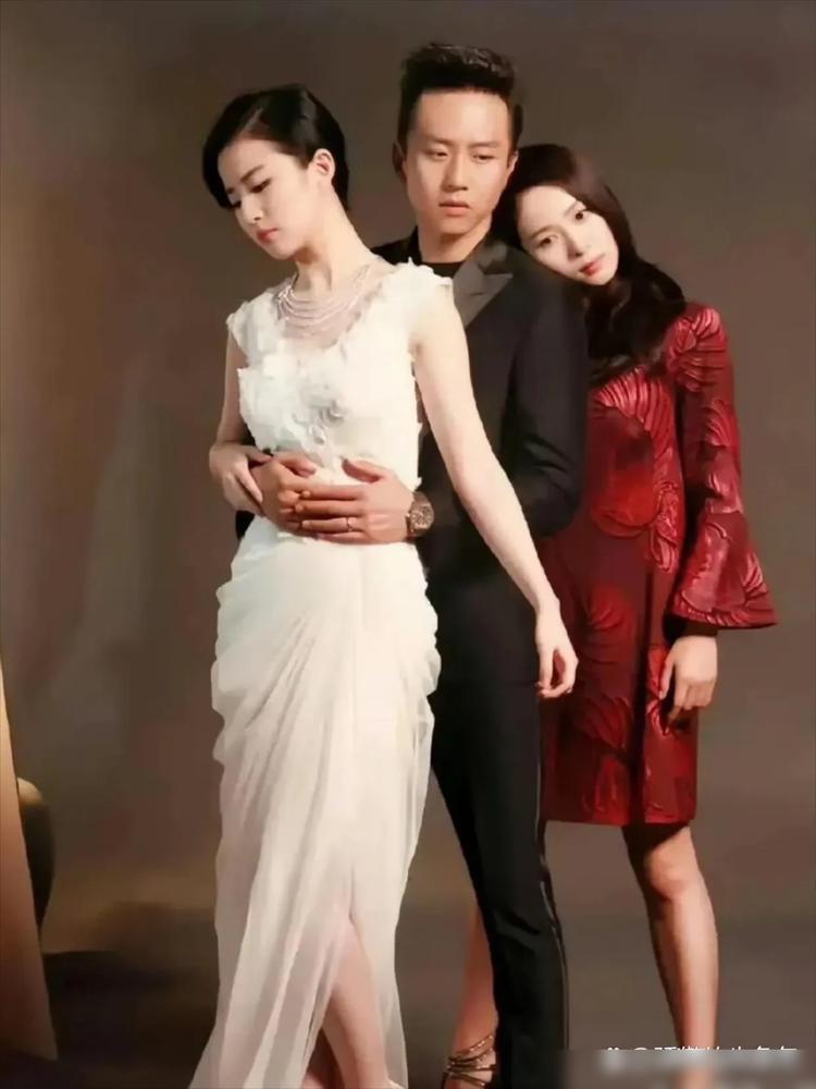 左边刘亦菲右边杨幂，邓超咧开大嘴笑出了一脸褶子。你真以为他只是个在综艺里装疯卖傻