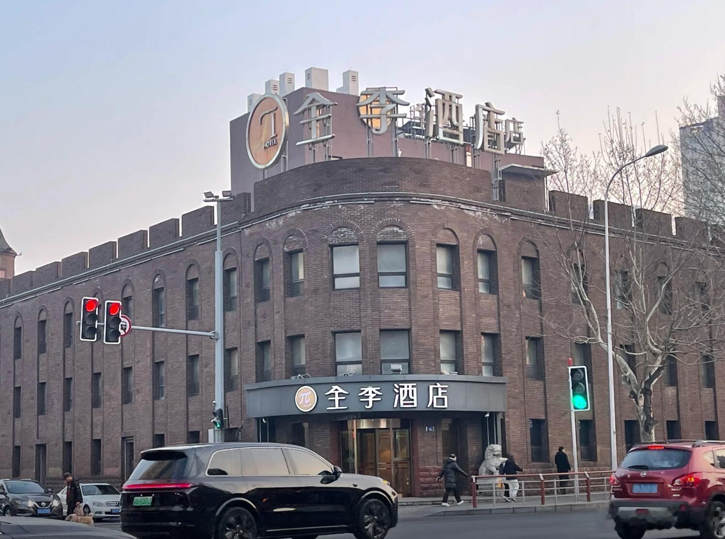 全李酒店 …… 一开始还以为是纯名字擦边耍小聪明的，后来一搜，更戏剧性了。说是它