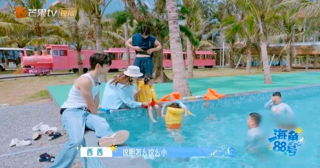 ​刘烨教科书式哄娃海角88号 刘烨这波带娃操作必须点赞！萌娃作业卡壳，她耐心值拉