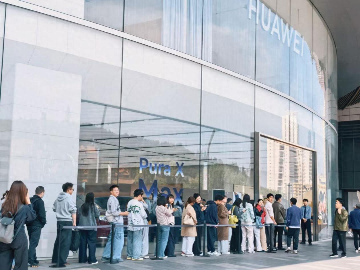 华为线下门店再现排队长龙，不用说一定是抢购大阔折手机Pura X Max，因为今