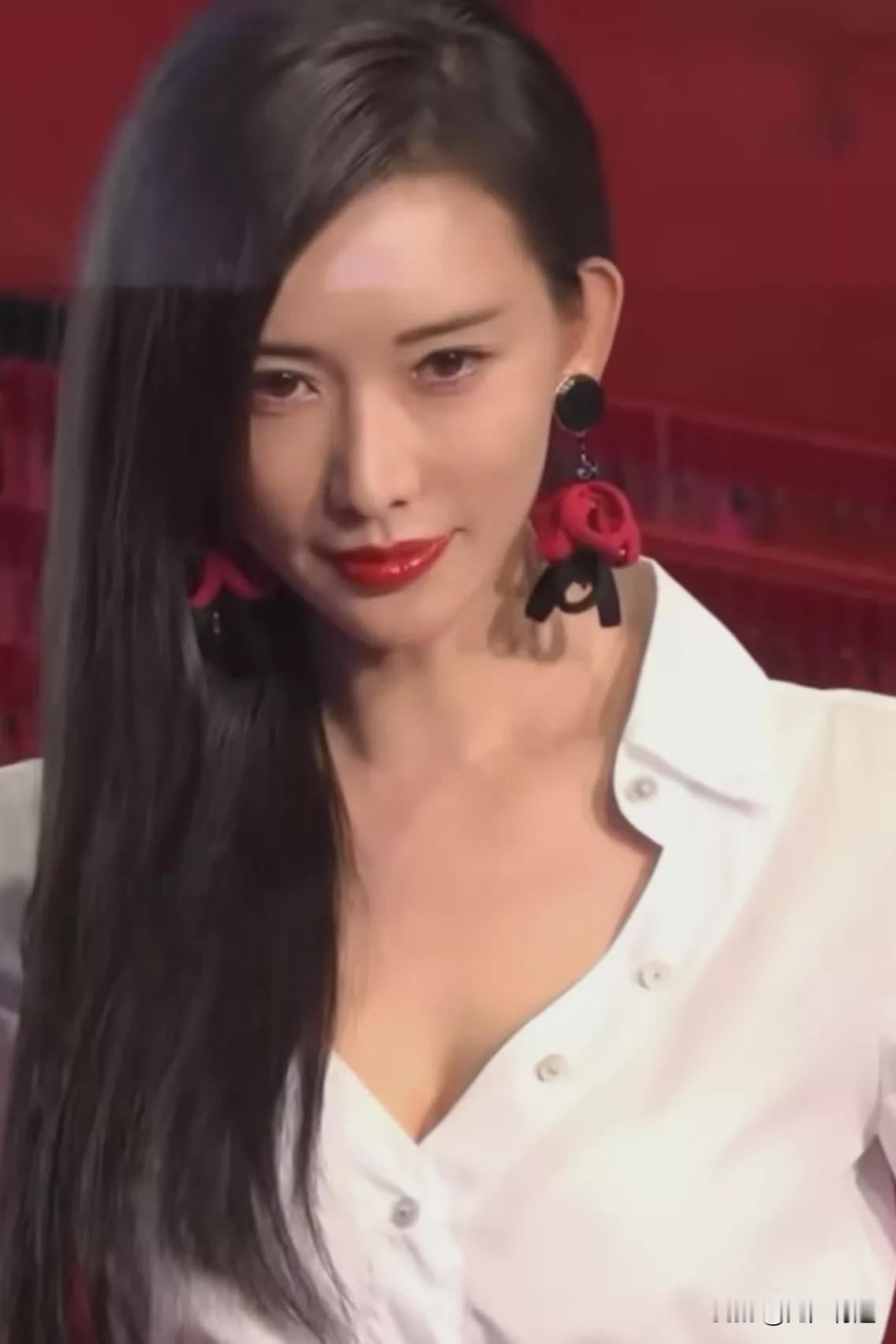 林志玲真的变了，自从她结婚以后就慢慢变了，从前的林志玲看起来十分温柔甜美，眼神也