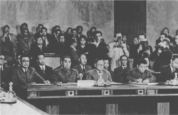 周恩来，李克农，张闻天等在日内瓦会议会场上