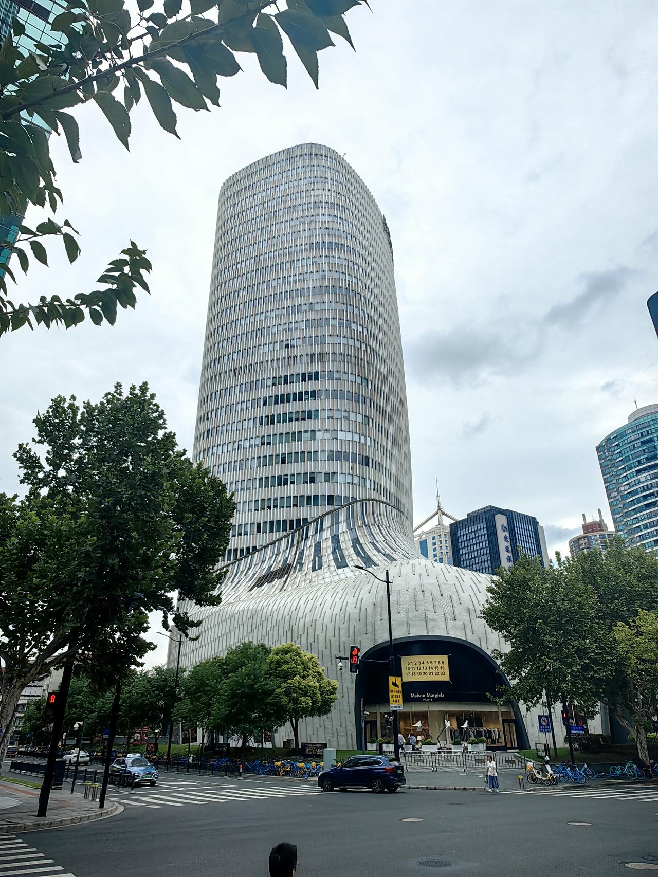 盘后复盘：新睿电子
    首先要说的是新睿电子是一只热门赛道上的刚上市不久的北