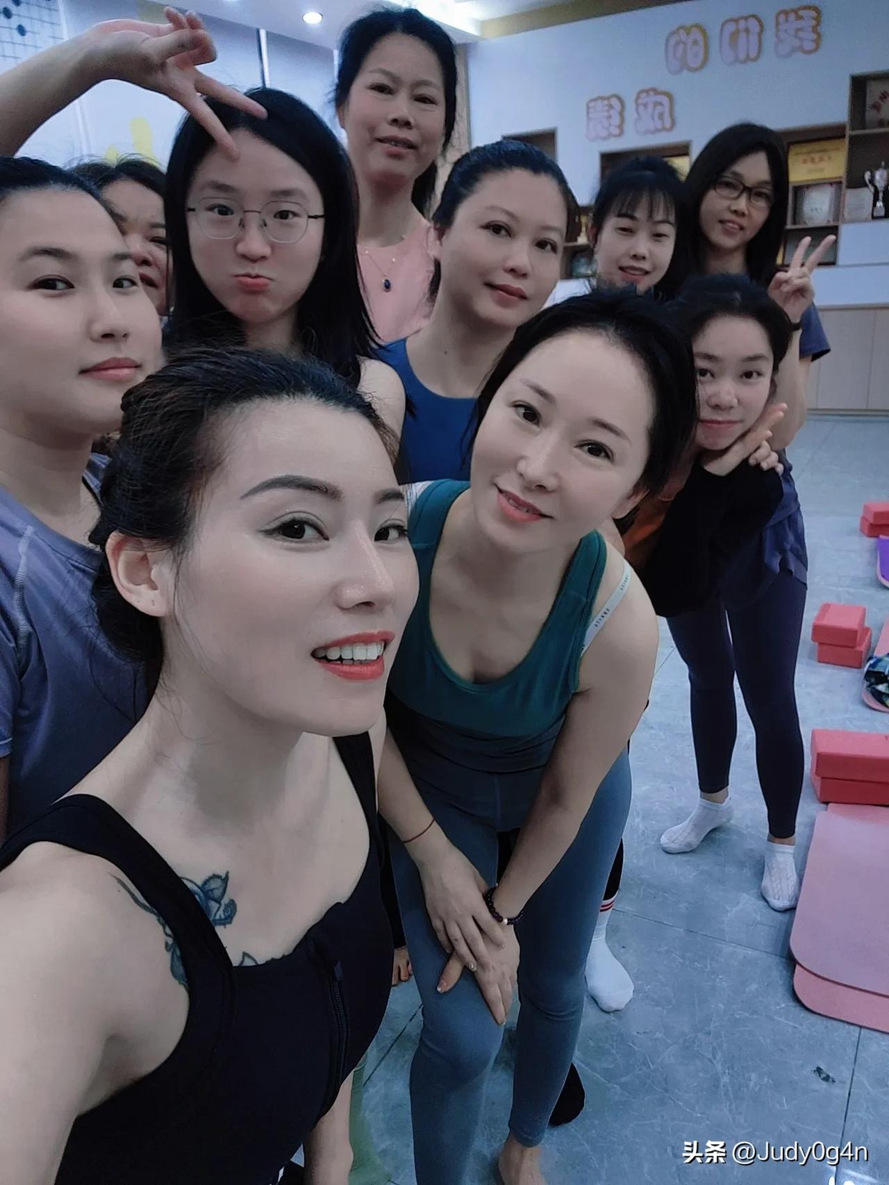 美女爱瑜伽，遇见更美的自己……