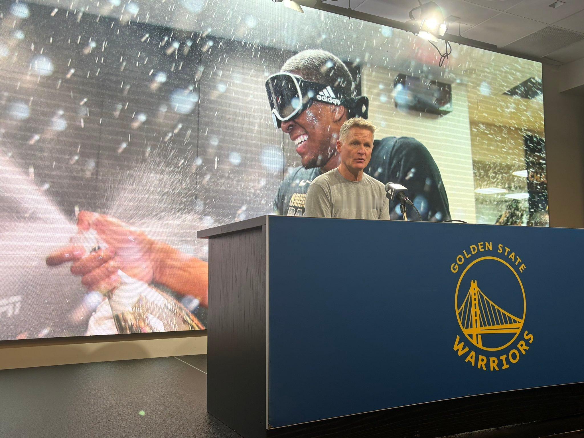 当科尔看到身后的卢尼的照片时，他笑着说：“哦，太棒了，这真是太好了。”勇士vs鹈