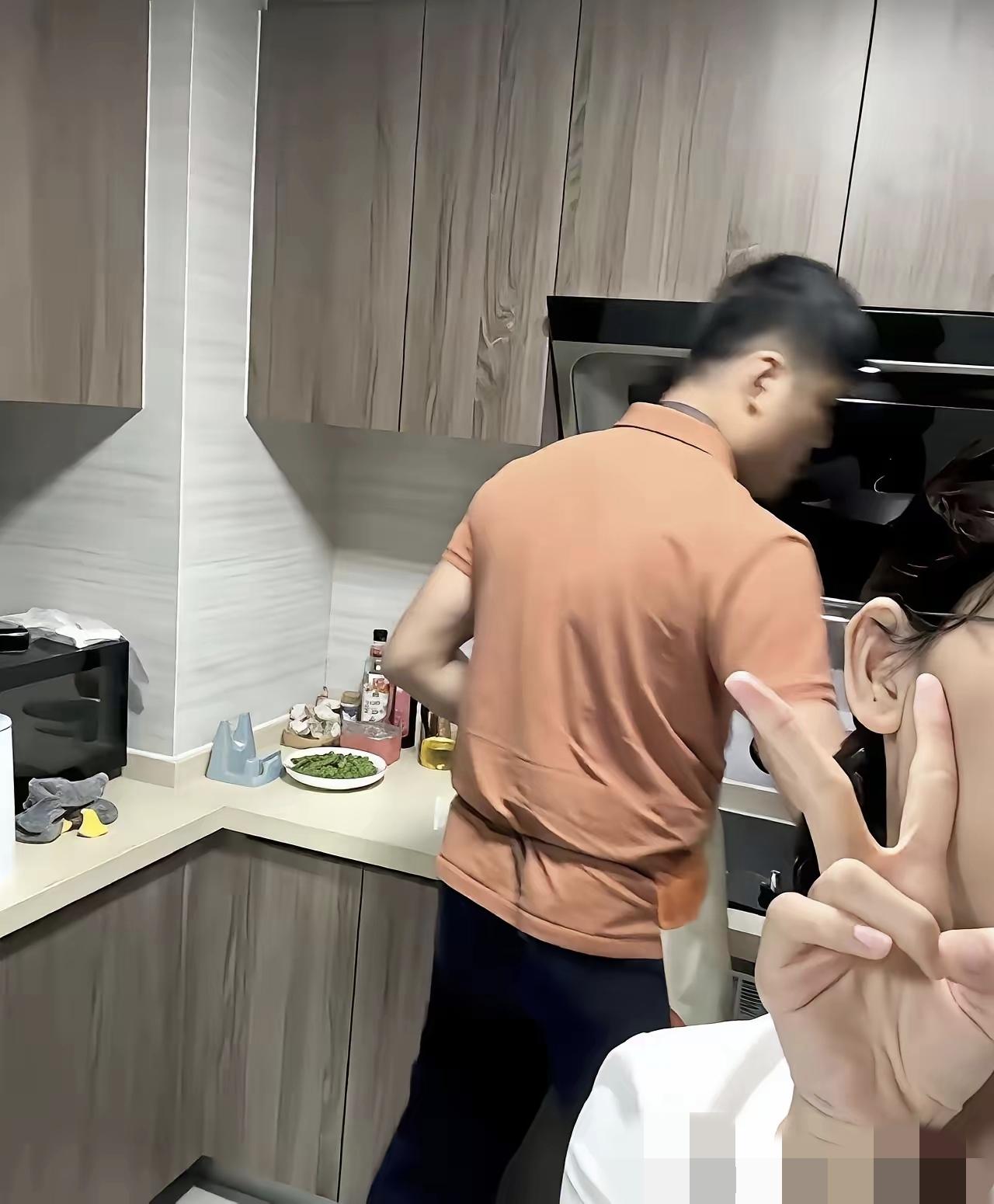 儿子刚结婚，我拎着排骨去新家，撞见一幕让我彻夜难眠
 
我儿子上个月结婚了，我本