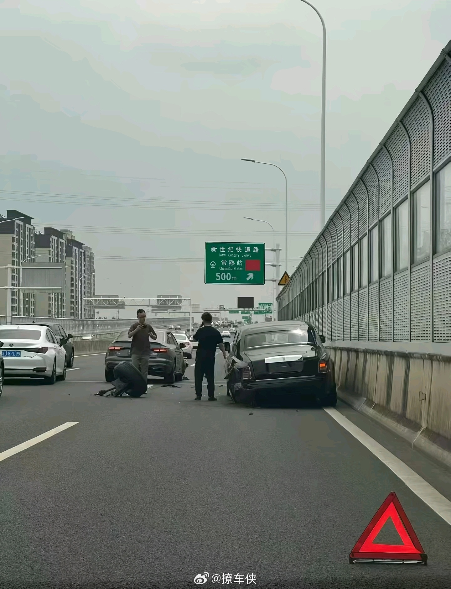 大劳估计做梦都没想到，牌照还没挂上呢，腿先折了