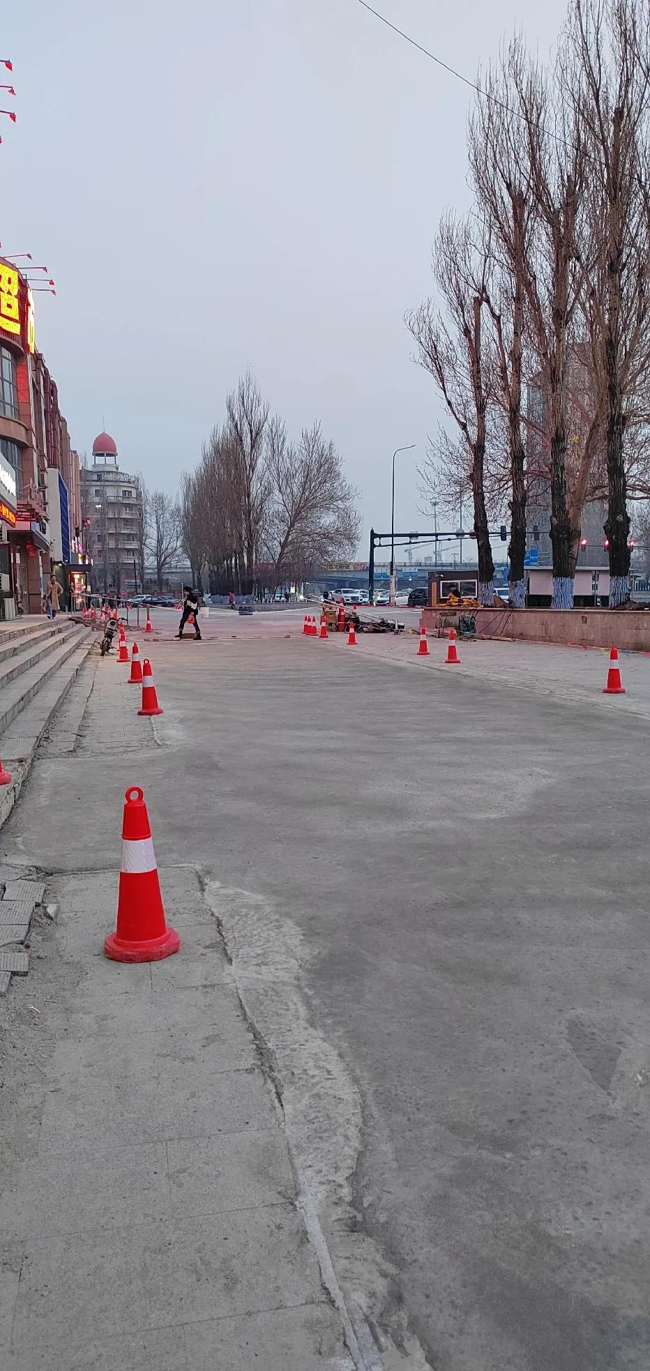 家得乐门前的路终于修了，之前超市门前的路破破烂烂，走路都绊脚！


破破烂烂的情