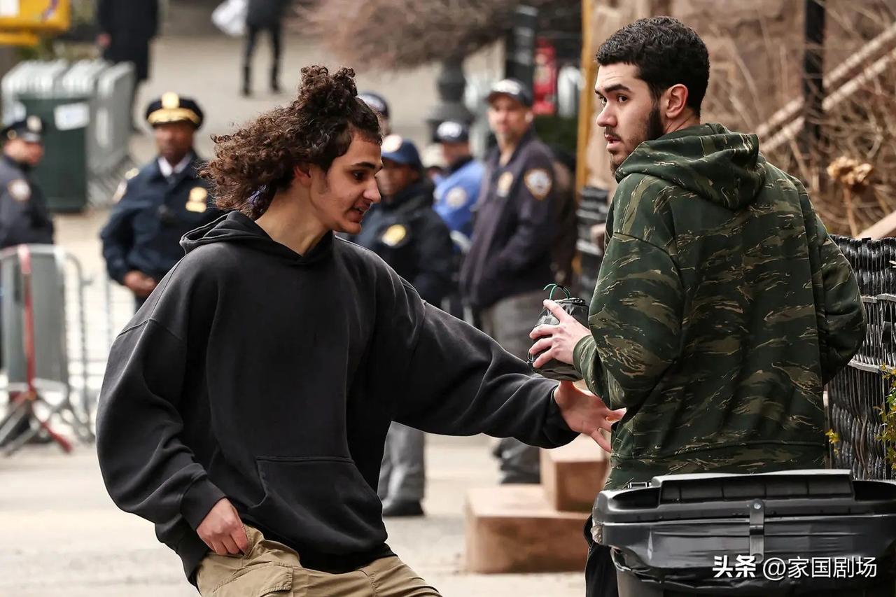 两名青少年向纽约格雷西大厦投掷自制爆炸物“撒旦之母”，所幸未引爆。
      