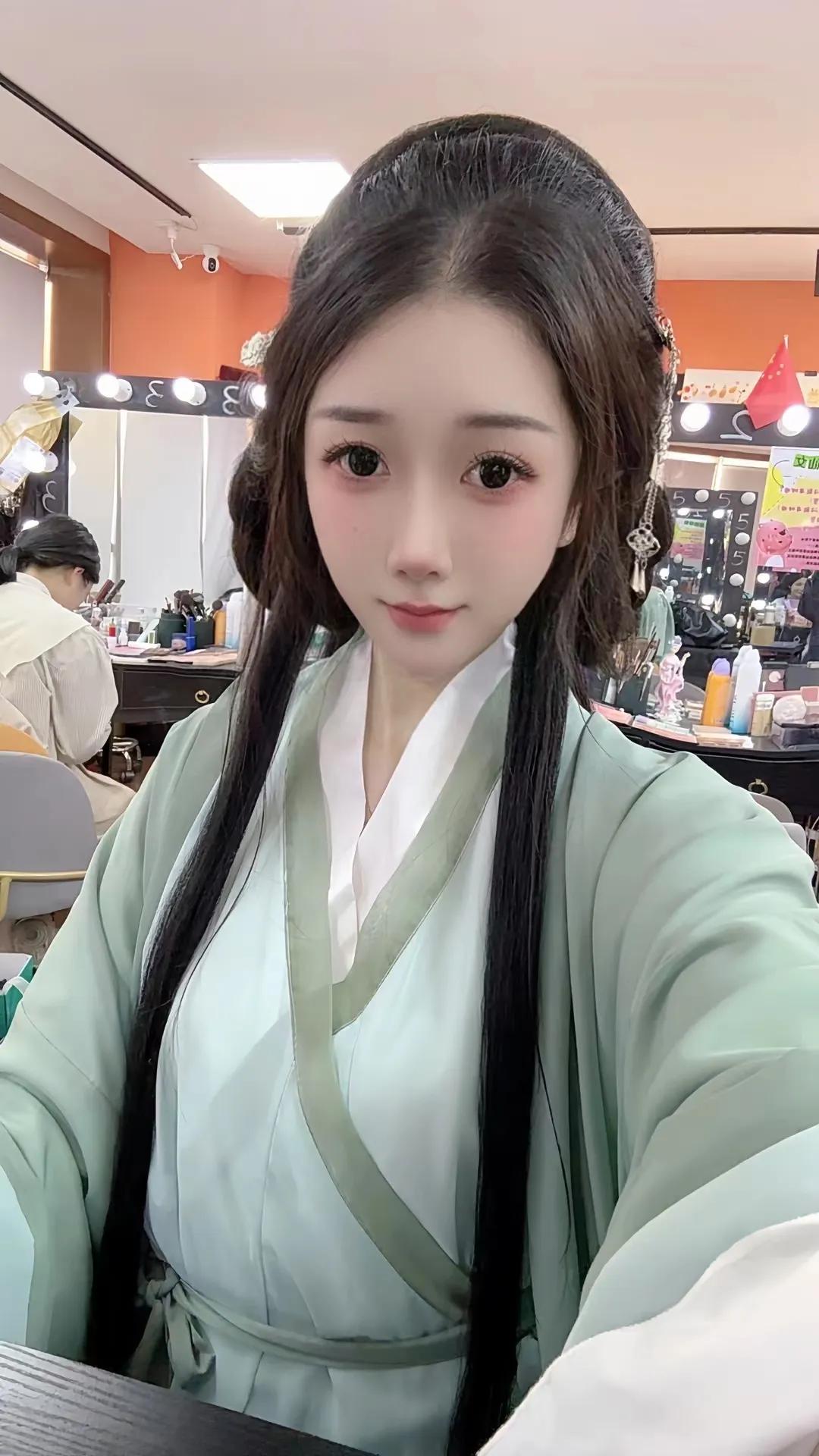 顾行长的女同事们——琳妃，一半素心以清简  一半寂静许清欢