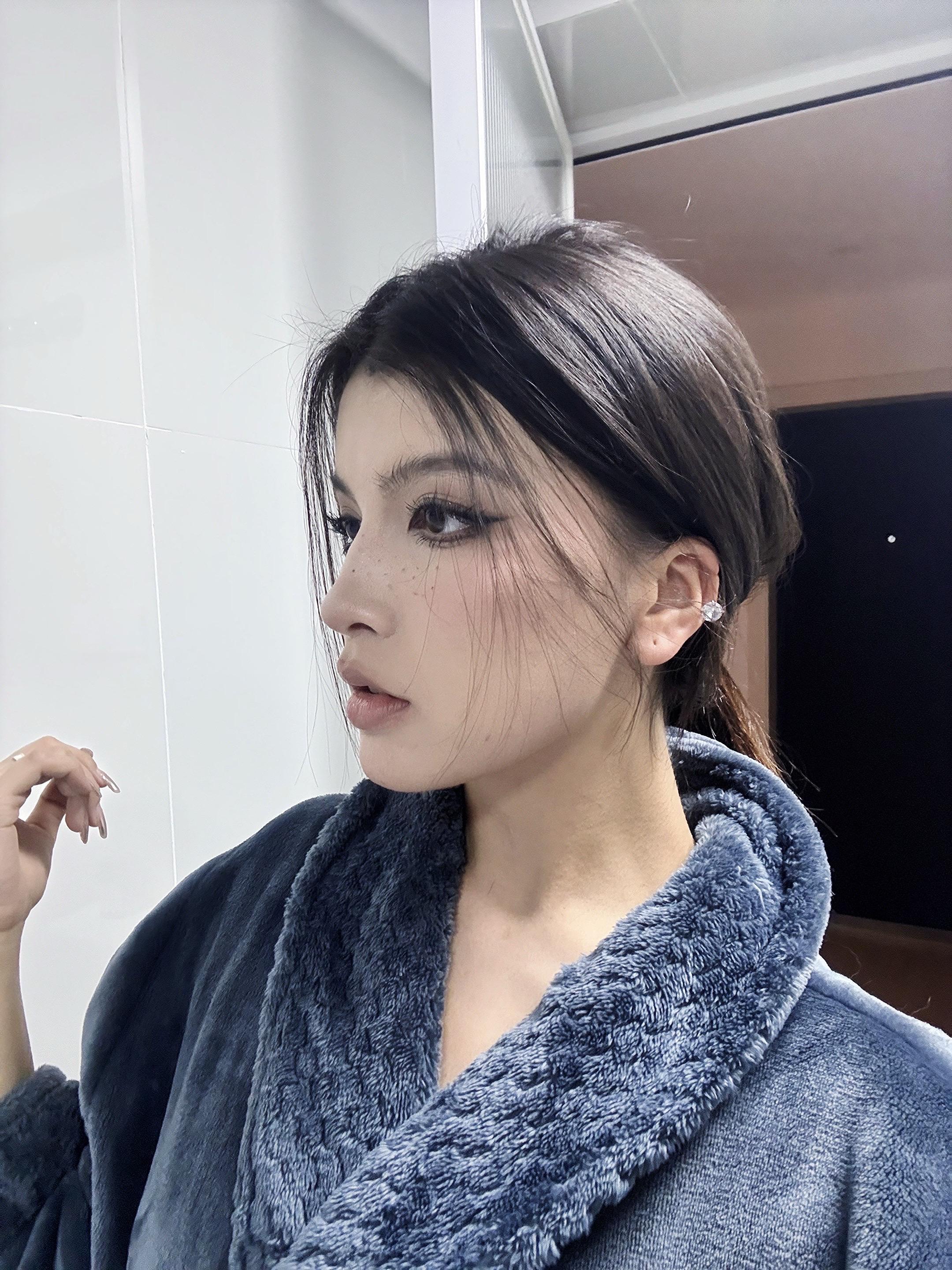 姐我都大学毕业了 还对我念念不忘 我们只是高中同学