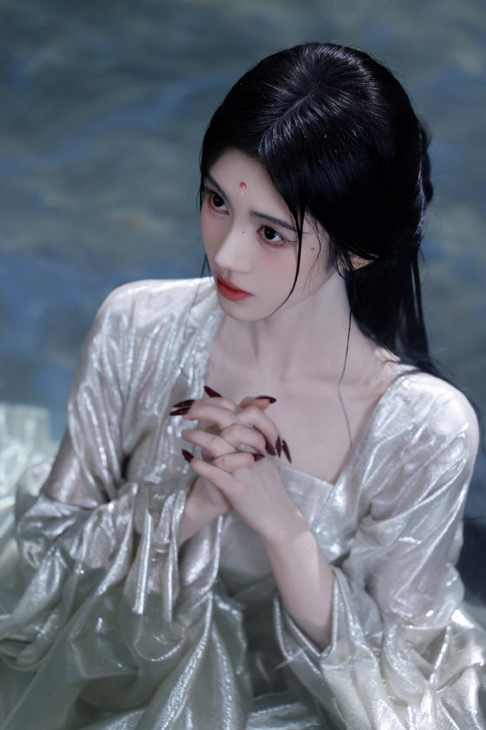 鞠婧祎月光银袍鞠婧祎银袍湿发 鞠婧祎银袍湿发 