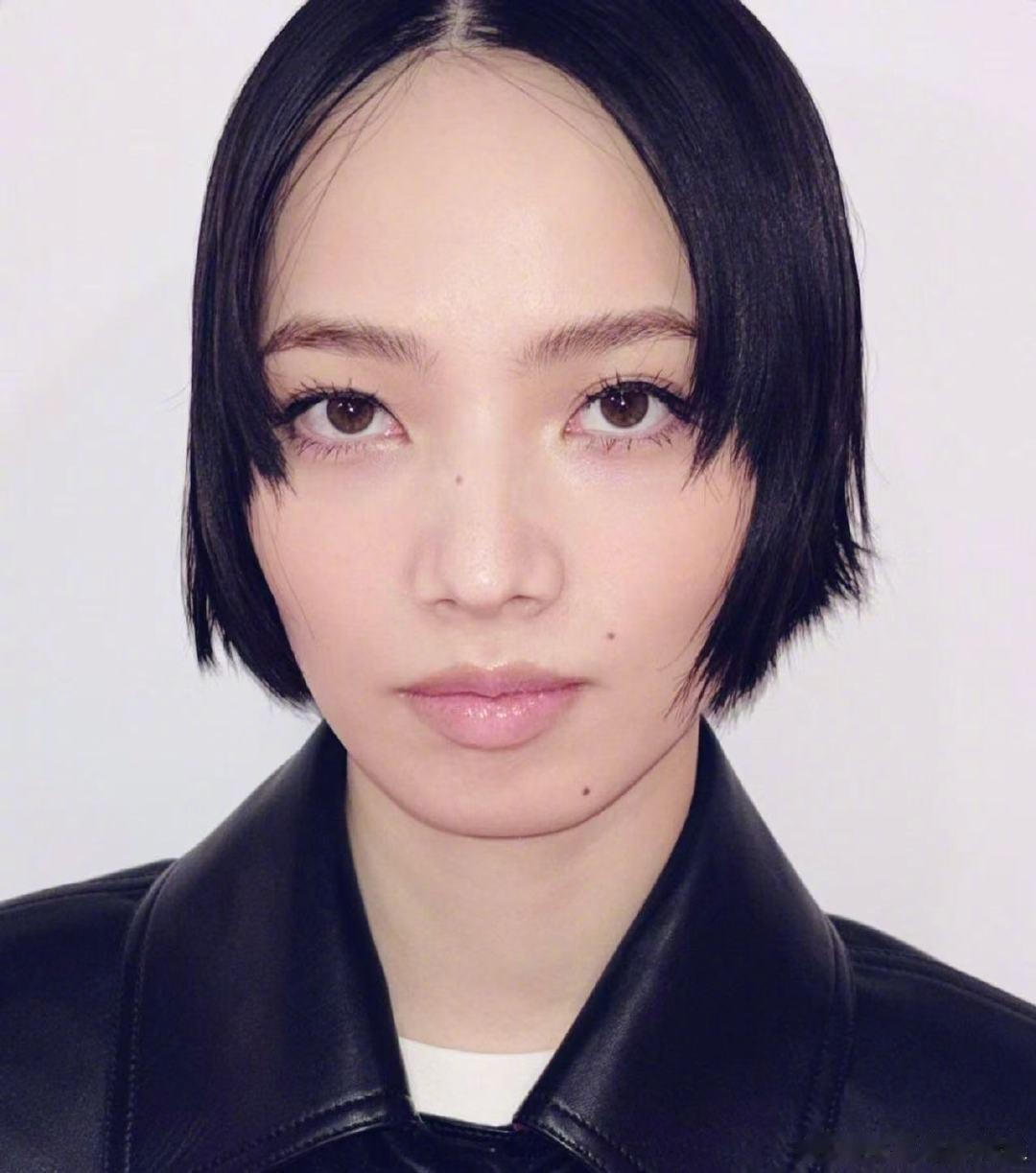 小松菜奈少和菅田将晖亲嘴吧小松菜奈近照更新，换完发型直接和菅田将晖撞脸，神态气质