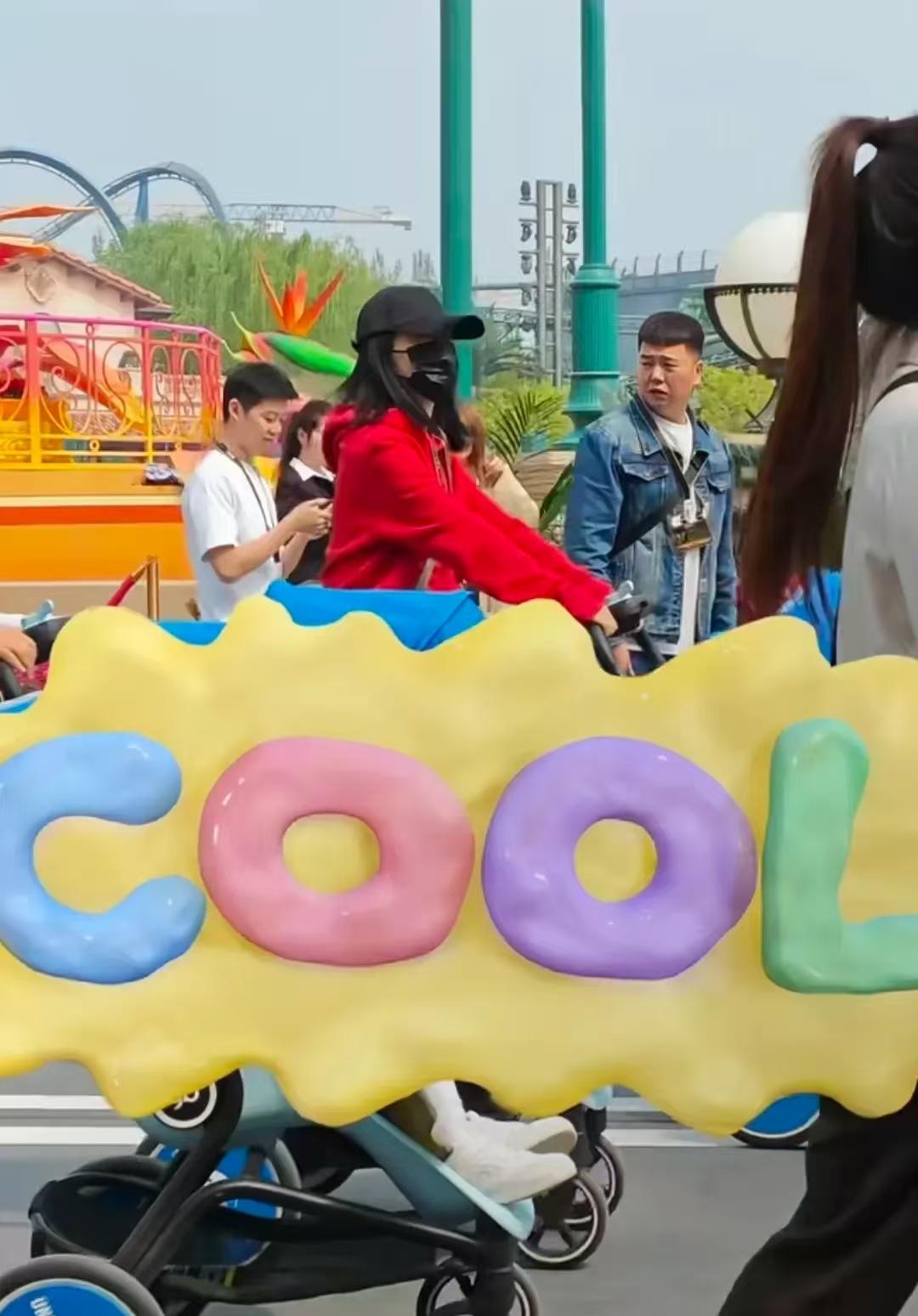 谢娜，冲上热搜！

4月15日，44岁谢娜独自带三个女儿游北京环球影城，照片刷屏