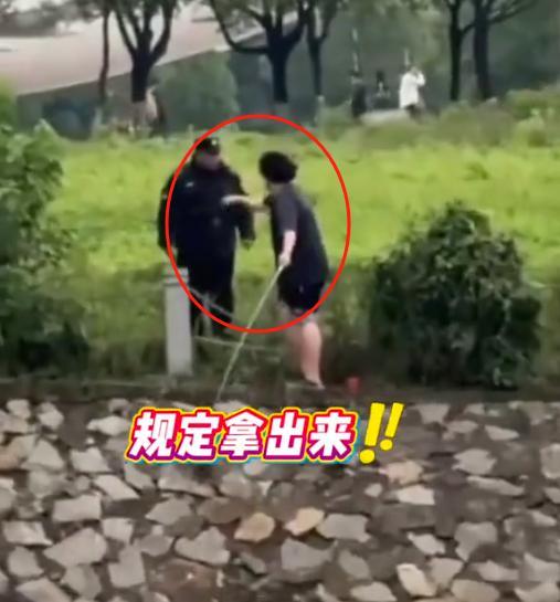 贫困生校内钓鱼落水：全身价值上万，自称被保安推下水，本人回应
 
“我是贫困生！