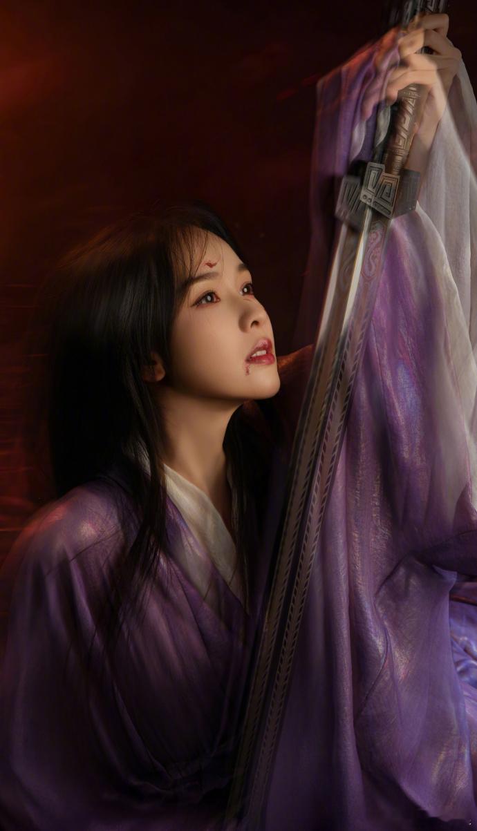 陈都灵紫色版楚朝大片 这组写真氛围感直接封神，紫色衣衫梦幻又典雅，水下拍摄勾勒出