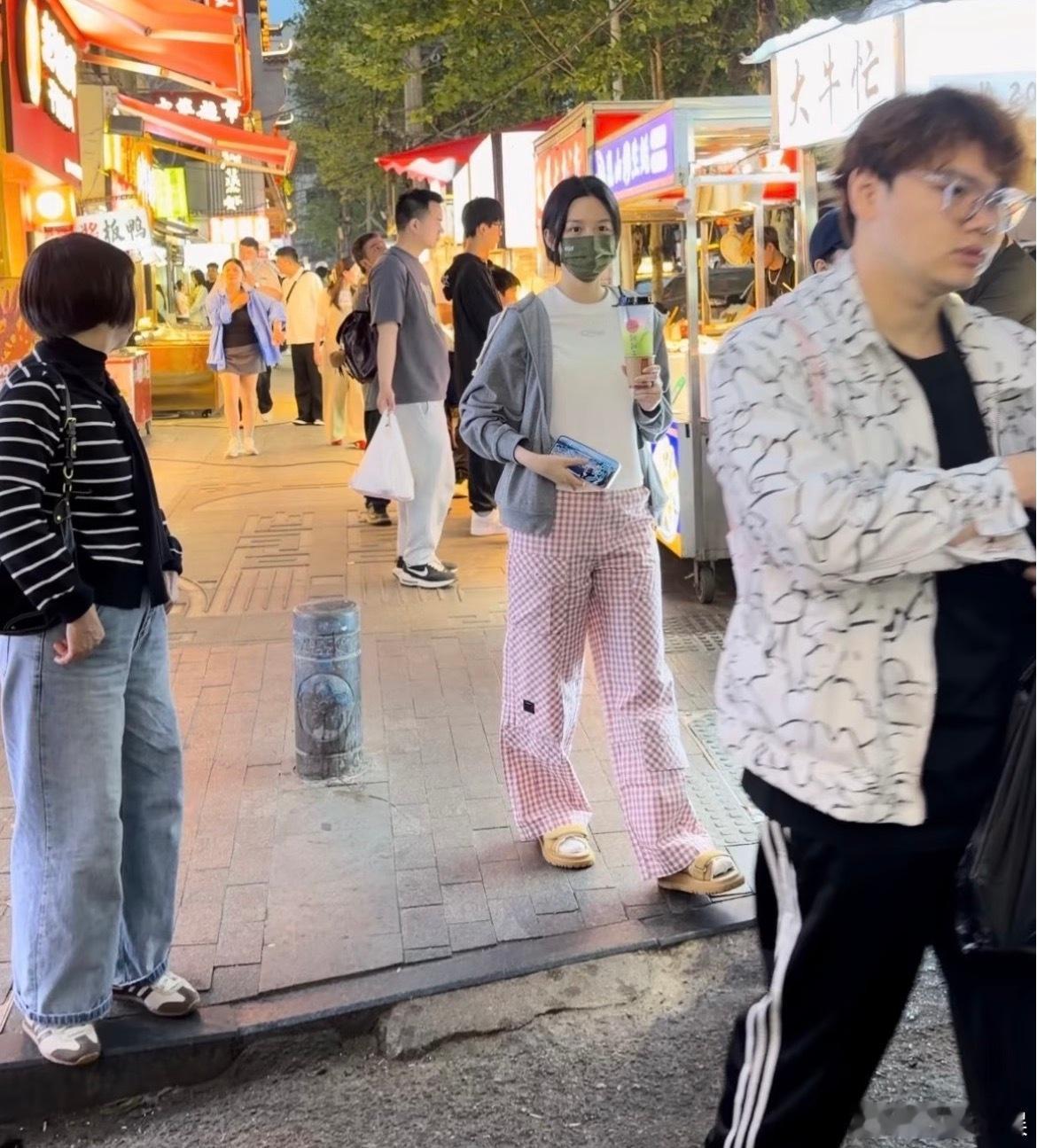 偶遇周也逛夜市怎么我平常穿一样的衣服就像乱穿但是周也穿就像邻家小女孩果然还是要靠