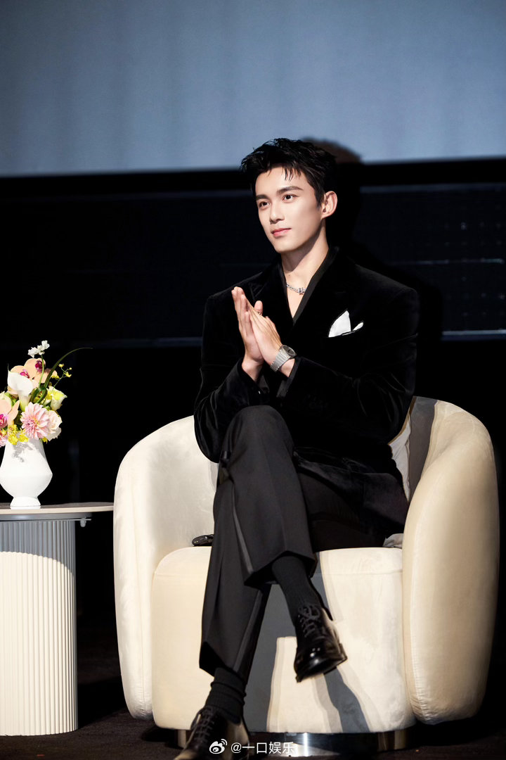 吴磊新片演航天员吴磊在群星闪耀时演航天员 吴磊70年代造型太对味了！朴素工装、粉