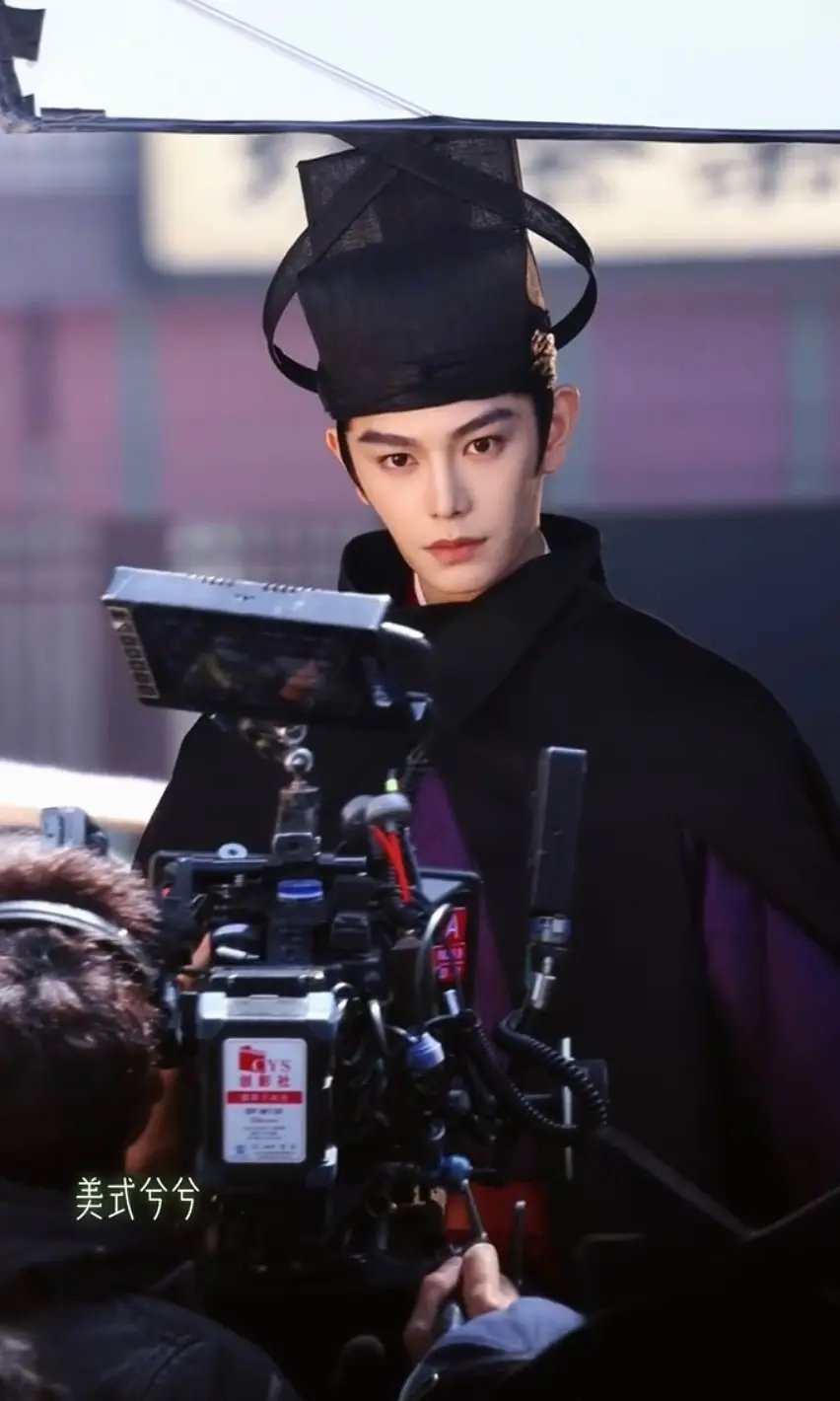 丁禹兮到底是怎么火的既然这么多人觉得他不好看，那他一定有别的过人之处才能火吧，都