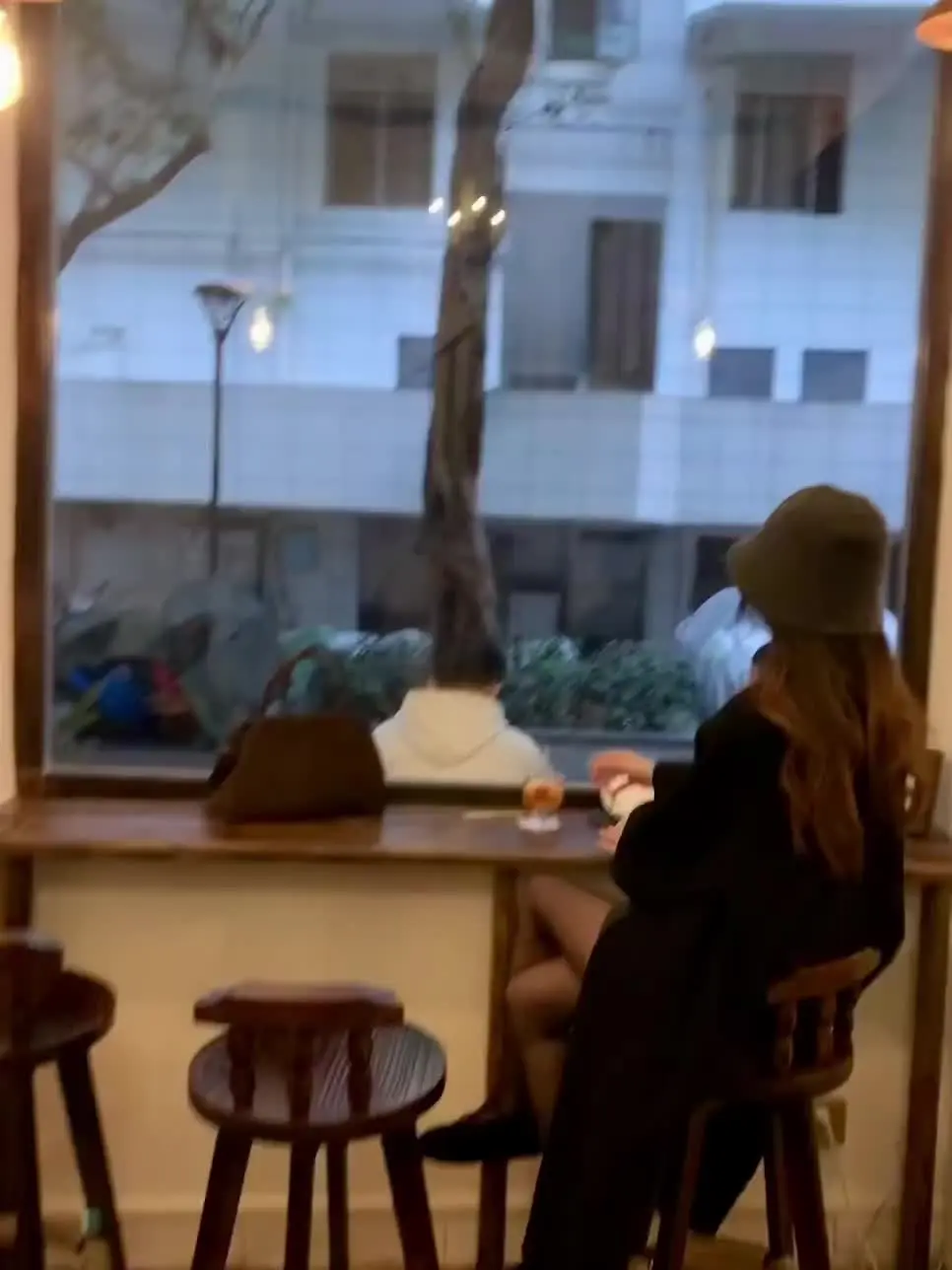经历多了 心态就变了 很多事情都不再重要 只想沉默 看谈一切 不想多说.