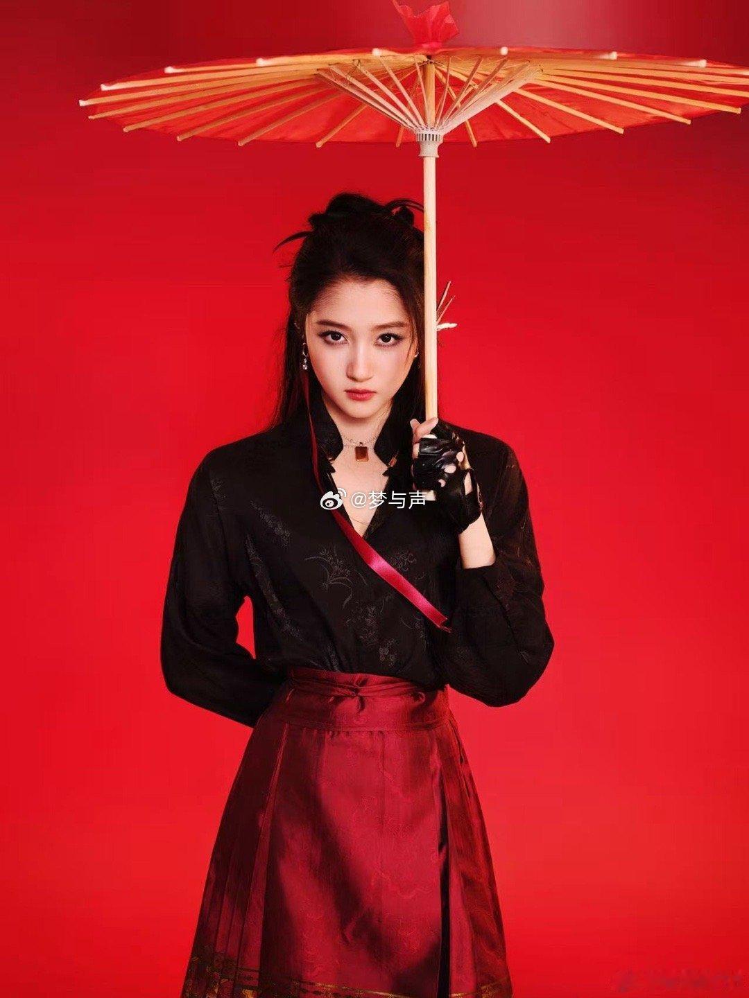 关晓彤好赛博朋克的一朵茉莉花 关晓彤把茉莉花唱出了赛博感！机械繁花自带锋芒，伞影