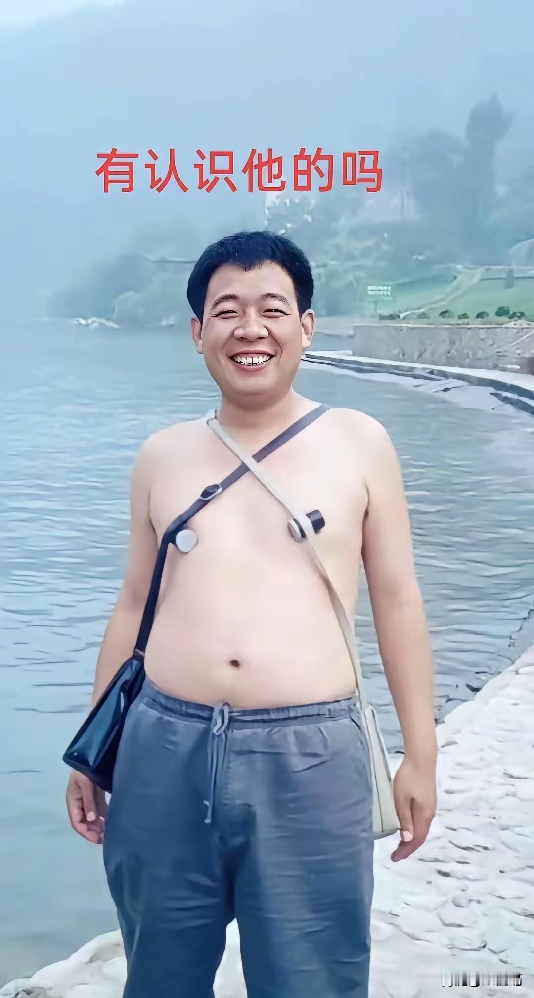 年轻时的于东来，一脸调皮
就是谁知道这俩黑瓶子是干啥用的？
于东经营方式 于东来