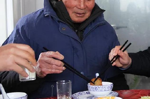 年过45不一定非得把酒戒了！白酒行家：男人到了中年，牢记3大点，放心喝。


很
