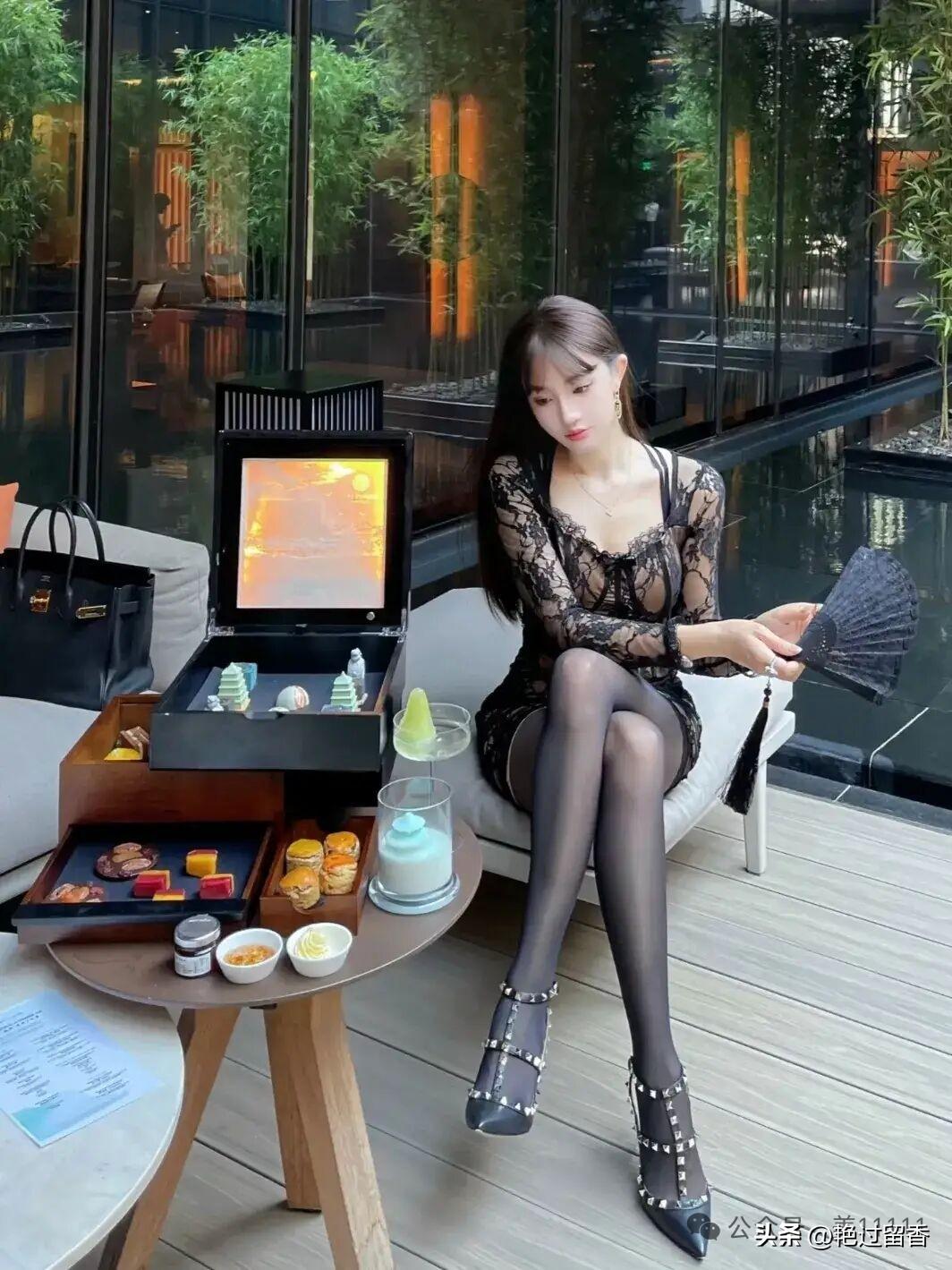 优雅下午茶时光，黑纱蕾丝与甜点相伴！如何搭配短裙以发挥最佳效果?