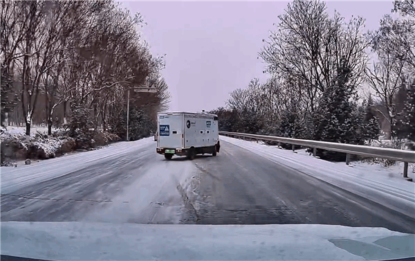 大雪天无人驾驶快递车上路送货：车技惊人，全程横着走 