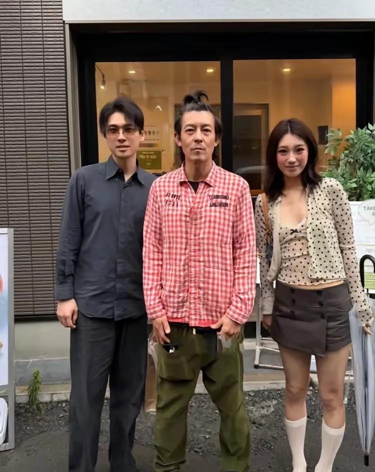 陈冠希怎么老成这副模样了，即便瘦成这般，也掩盖不了他的帅气。粉红格纹衬衣搭配军绿