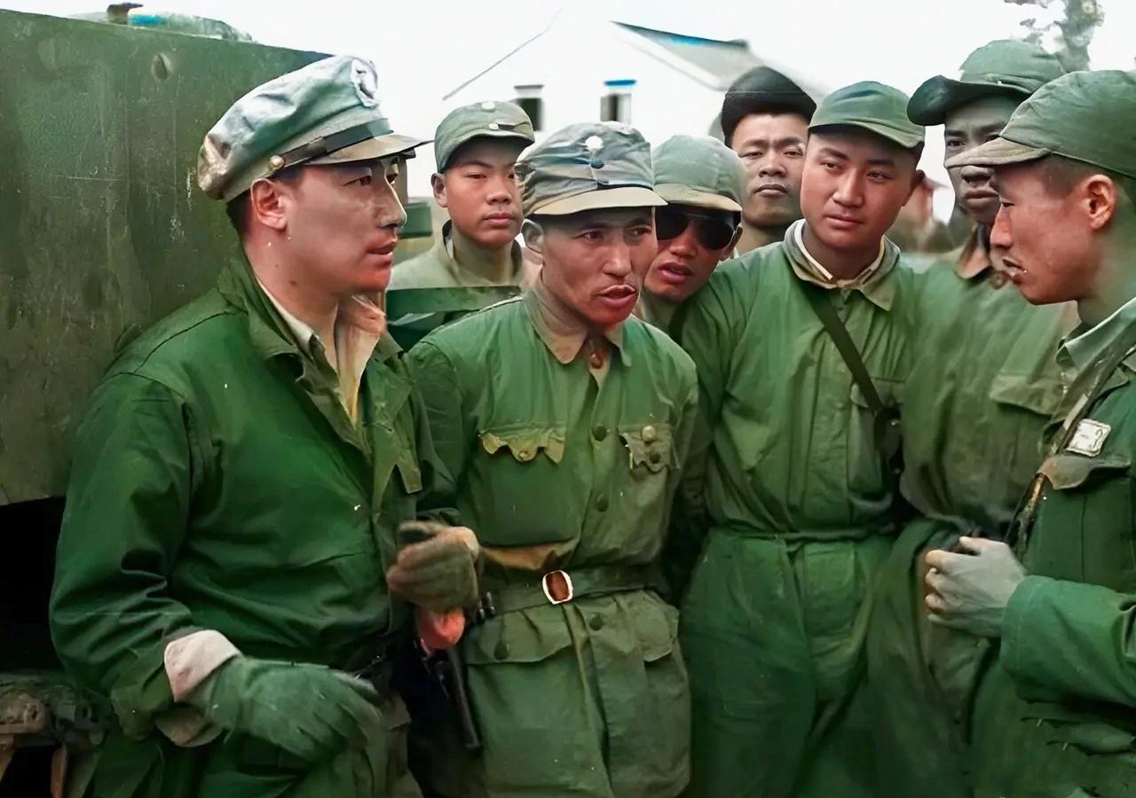 1949年，上海，蒋介石二公子蒋纬国正在和装甲兵讨论装甲部队的战术战略。

当时