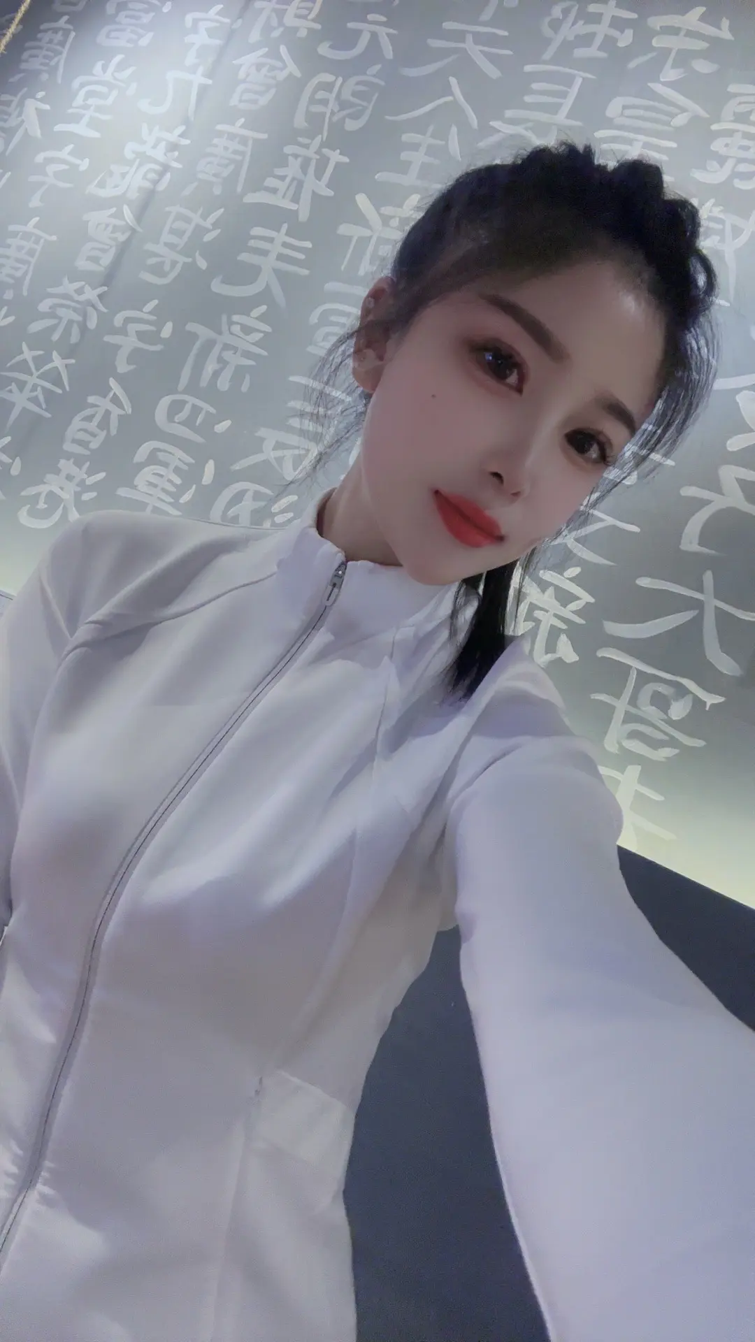 可惜我不是喝两杯就倒的女人，你喝不过我，也永远听不到我的真心话。