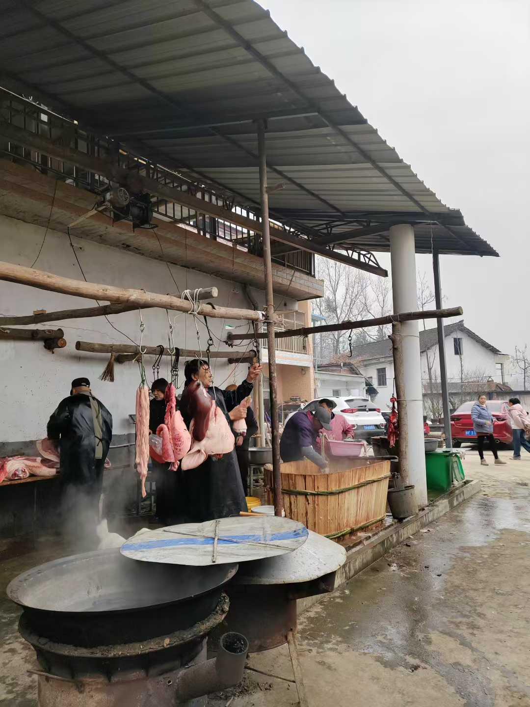 庖汤宴是陕南杀年猪时的宴席，核心菜为热猪膛血做的庖汤，讲究“鲜”和火工（猪血不能