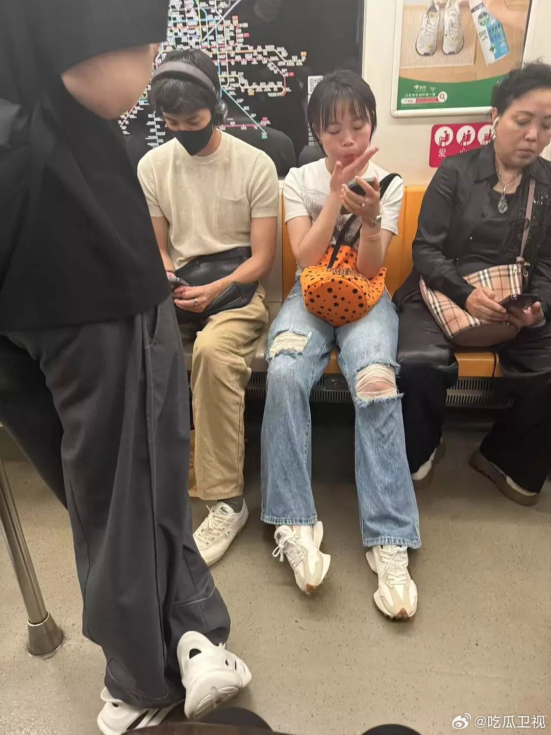粉丝来认认，这是周峻纬吗？ ​​​