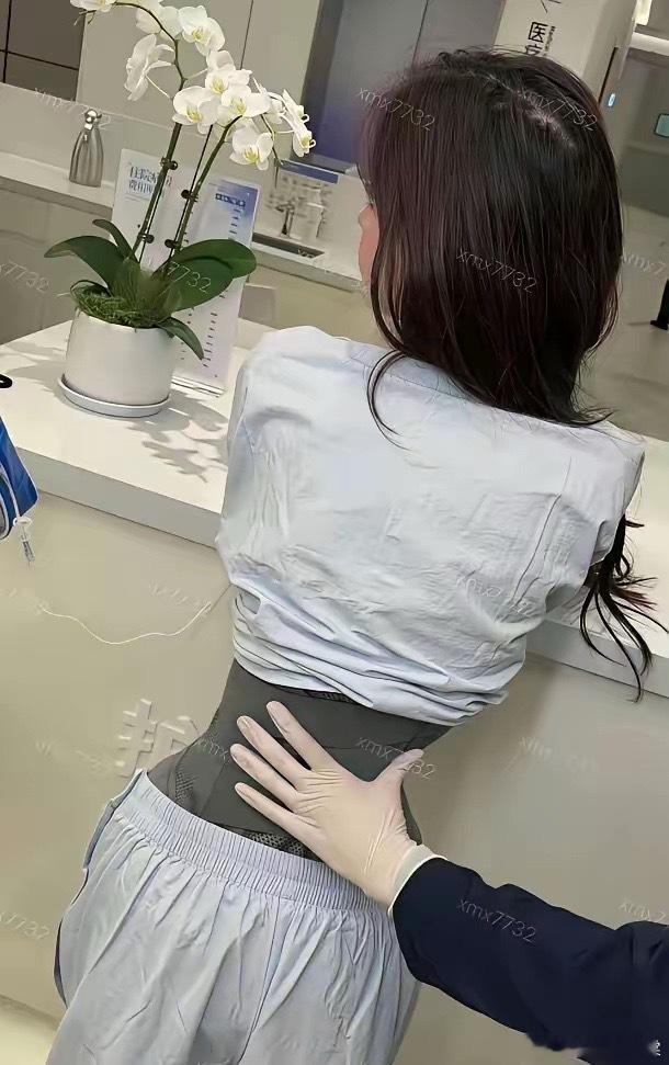 韩安冉又作妖了，她把肋骨软化了，做出这种折角腰，腰只有巴掌大，却连健康都不要了。