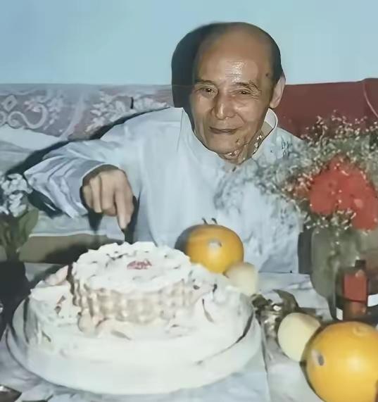 1954年秋天，上海市公安局情报主任胡均鹤接到去北京开会的通知，刚进公安部大门，