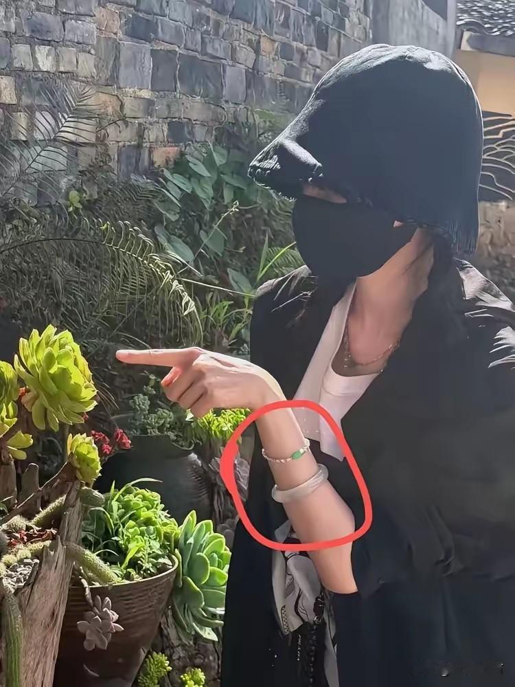 杨幂又被拍到了。
不是红毯，不是发布会，是某个普通得不能再普通的庭院。黑渔夫帽，