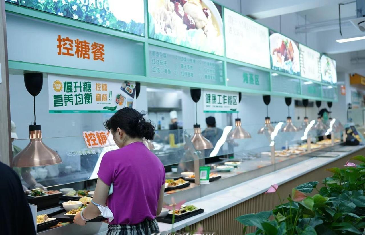 杭州社区食堂老板挑战带队减重1000斤杭州这家爆火的控糖社区食堂，能刷屏真的一点