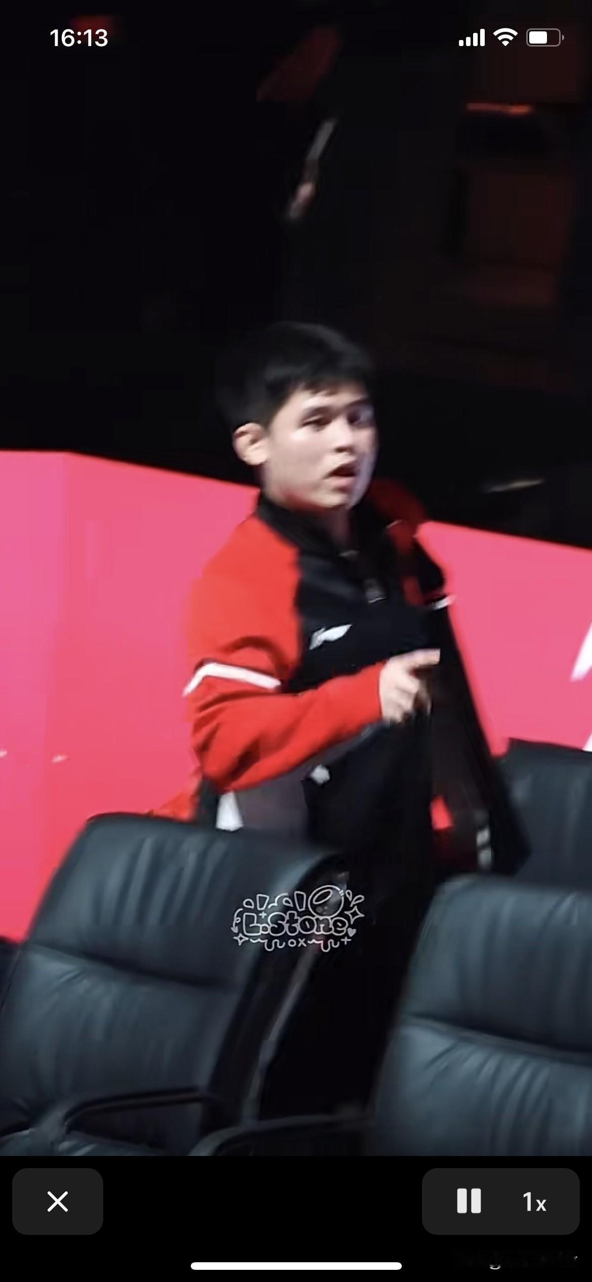 刘队医帮林诗栋拿包。谢谢队医对小石头的帮助，这是因为小石头要去接受采访了
贴心的