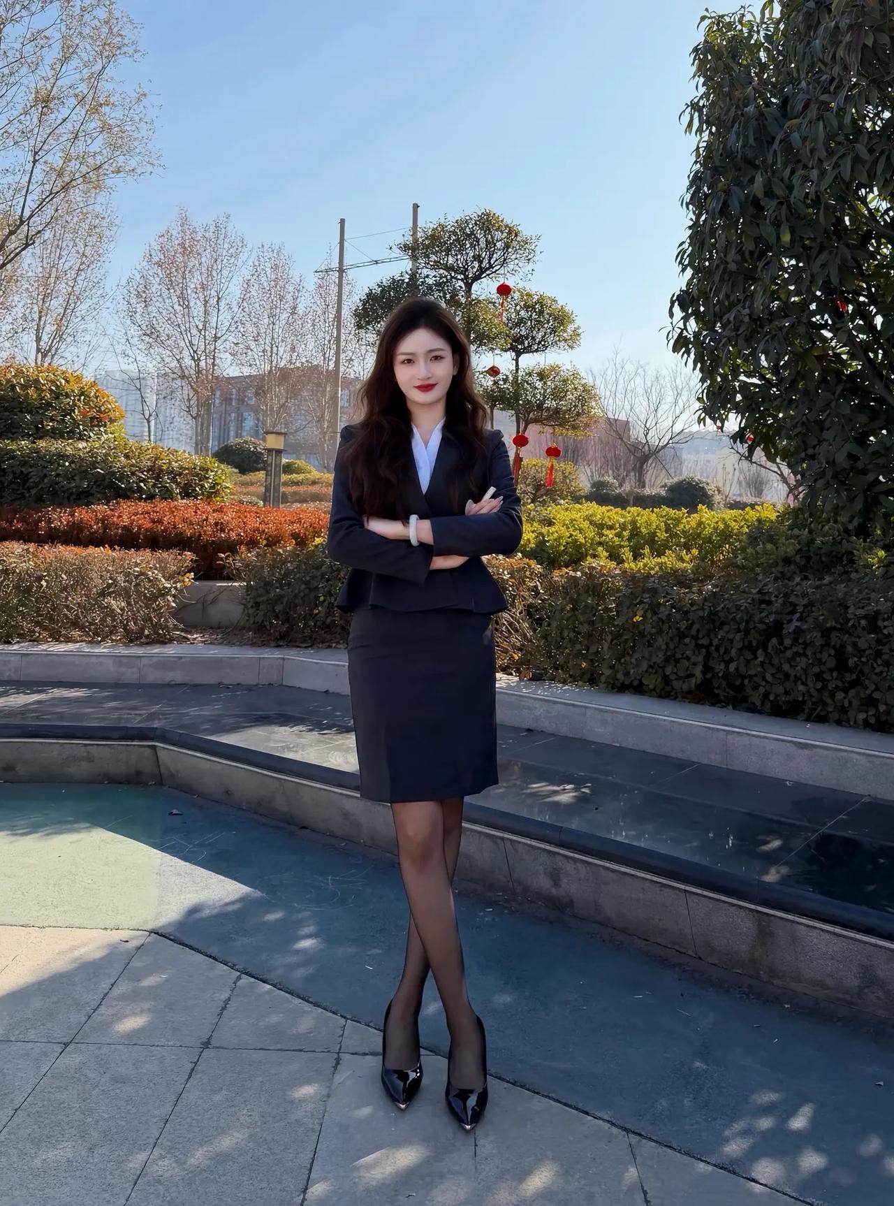 职场优雅风，黑裙白衬衫，自信满满！💼✨