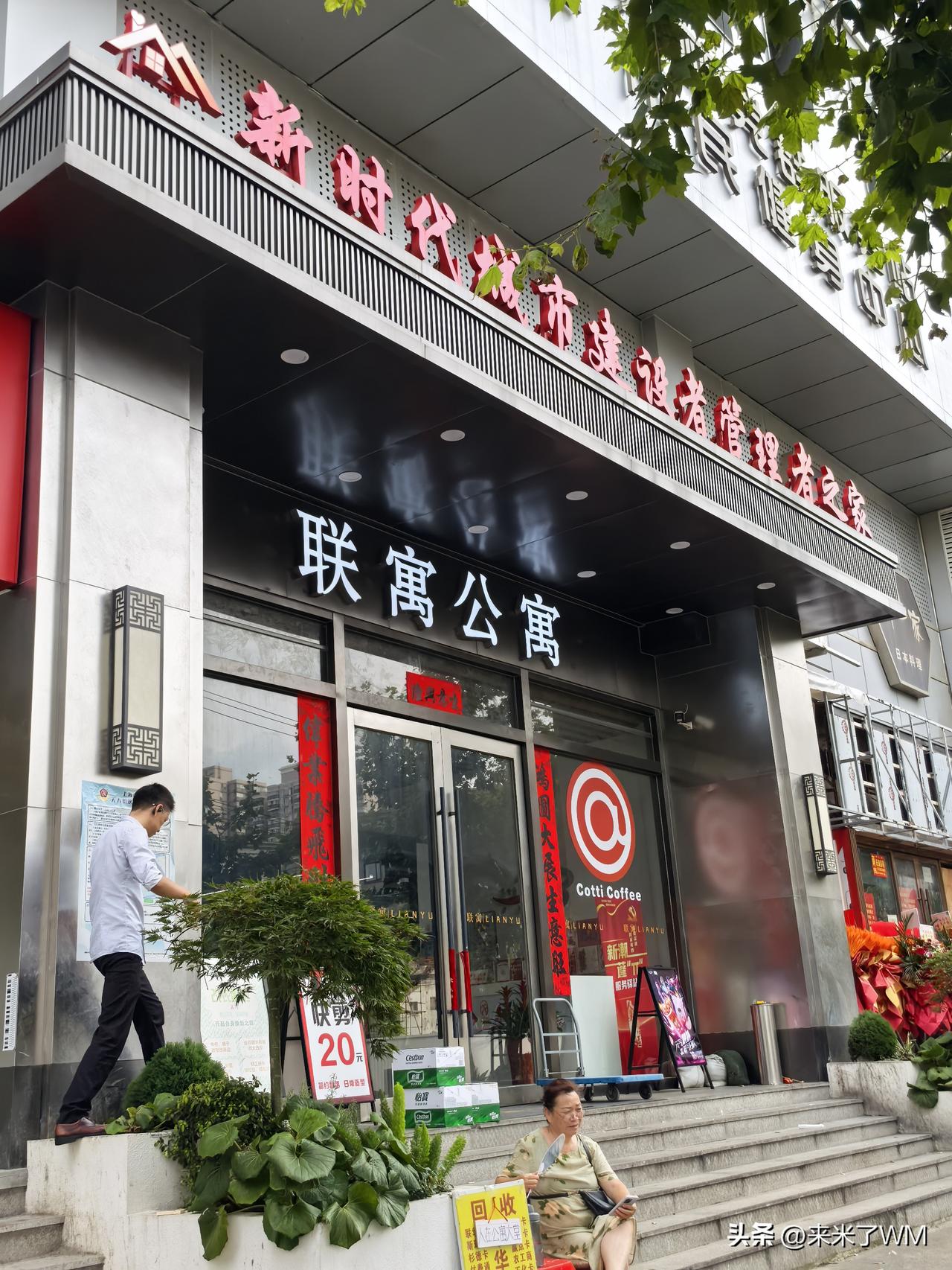 [大兴街上的店铺]
上海老南市的大兴街，随着拆搬移的动作，吉买盛最后是走了。
黄