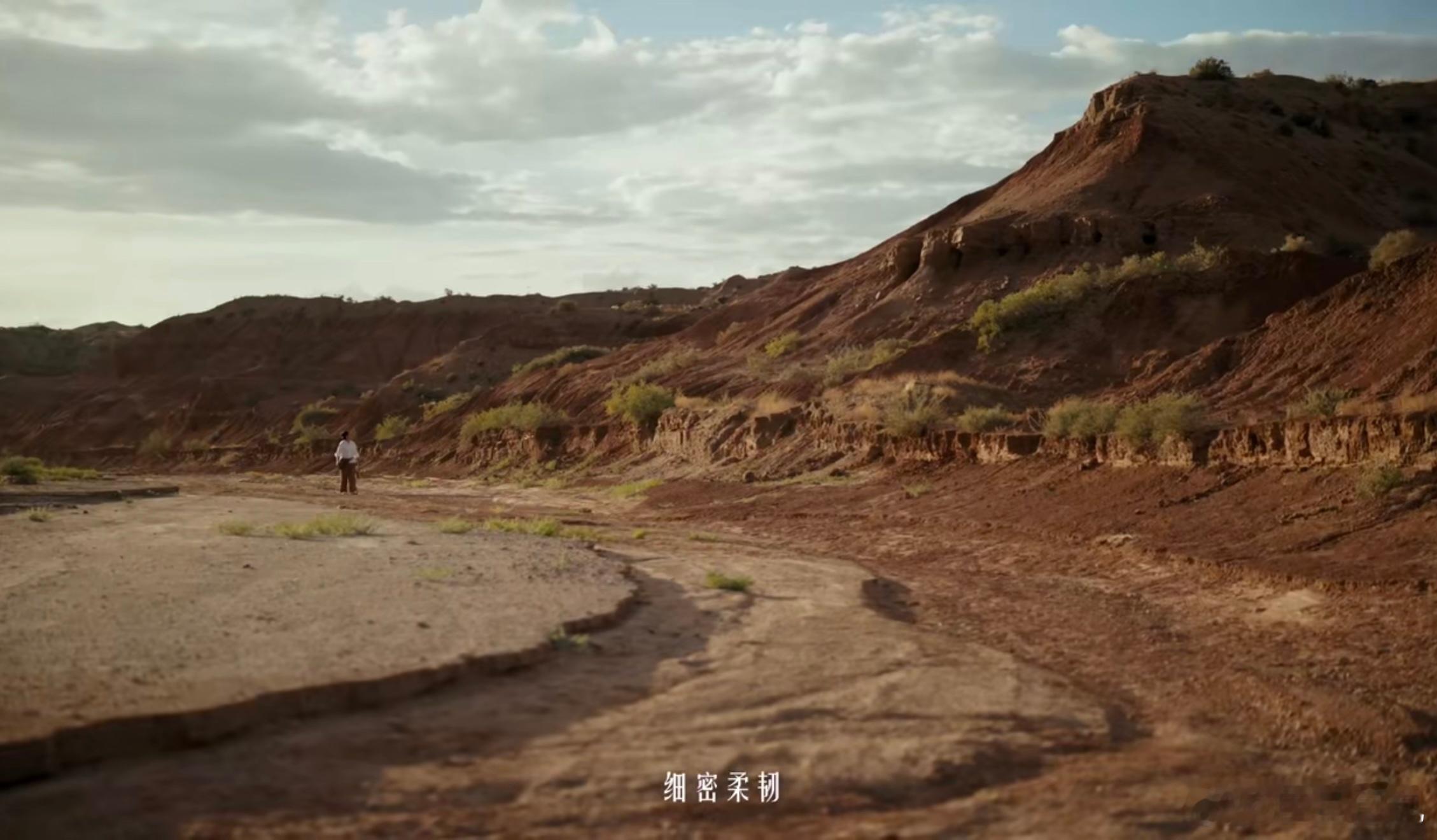 乌兰布和的旷野之上，沙丘连绵起伏，风掠过沙面卷起细碎的沙尘。曾经漫天黄沙的土地上